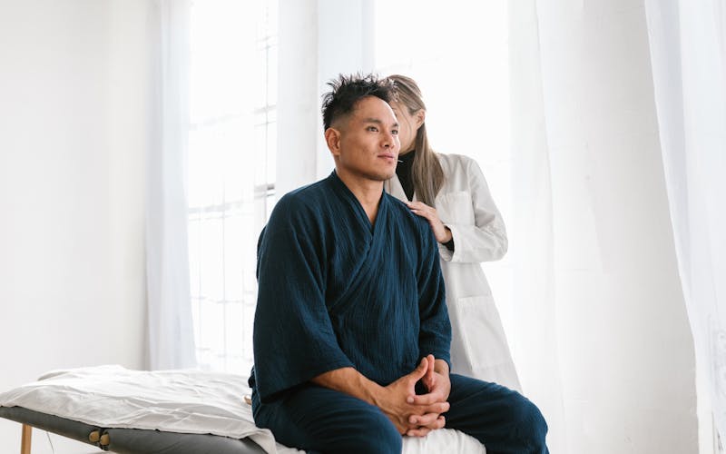 Bol u leđima: uzroci, vježbe i kada na pregled