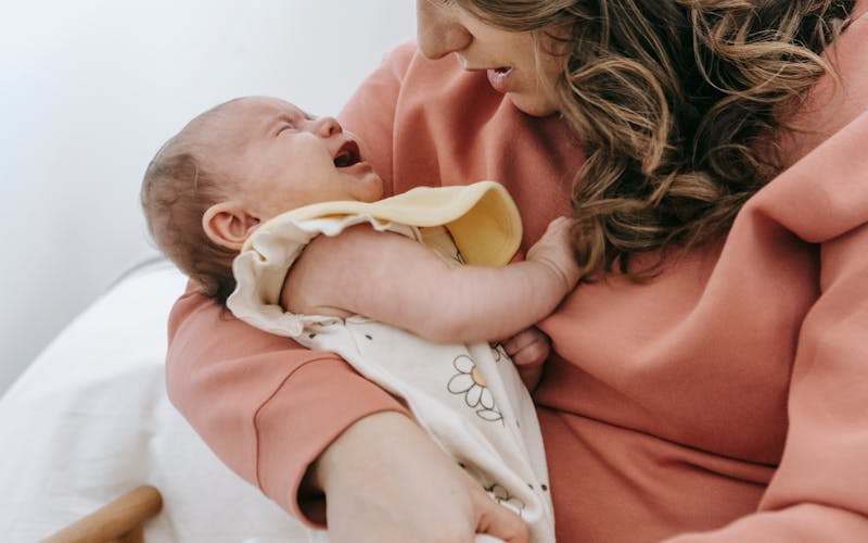 Kolike kod beba: grčevi, uzroci i kako smiriti bebu