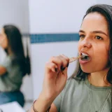 Krvarenje desni: uzroci, liječenje i prevencija