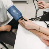 Visoki krvni tlak: simptomi, rizici i kada posjetiti liječnika